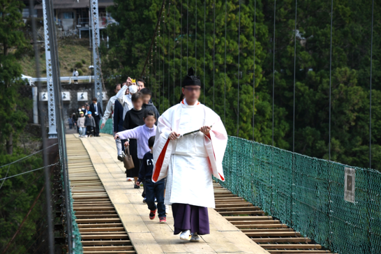 渡り初め式の様子（右岸から左岸を臨む）