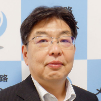 中安 隆年 氏