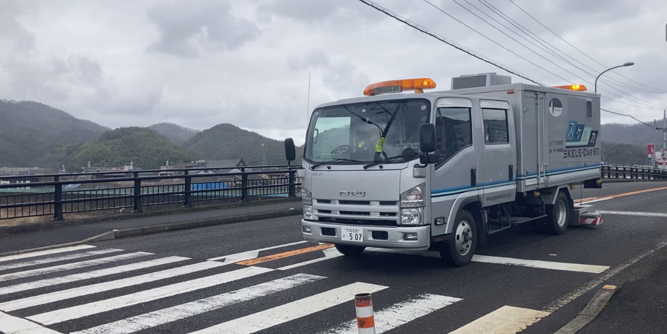 探査車により橋梁床版の内部を診断する技術