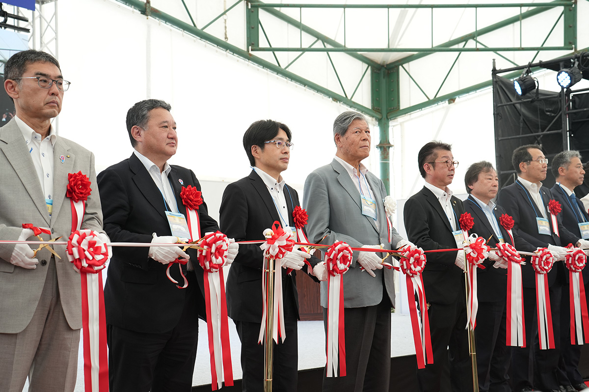 開会式でのテープカットの様子。中央は国土交通省 近畿地方整備局 長谷川朋弘局長、同省 大臣官房 沓掛敏夫技術審議官ら